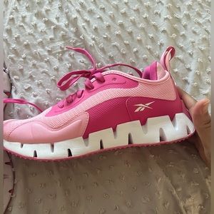 Reebok Pink sneakers. Men’s size 7 woman’s size 9. Never used. Brand new.
